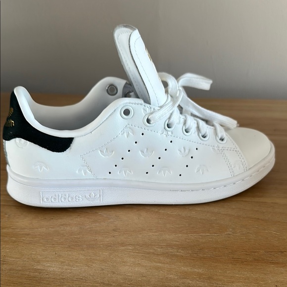 Adidas Stansmith White Sneakers Classic Minimalist Design - Picture 3 of 6